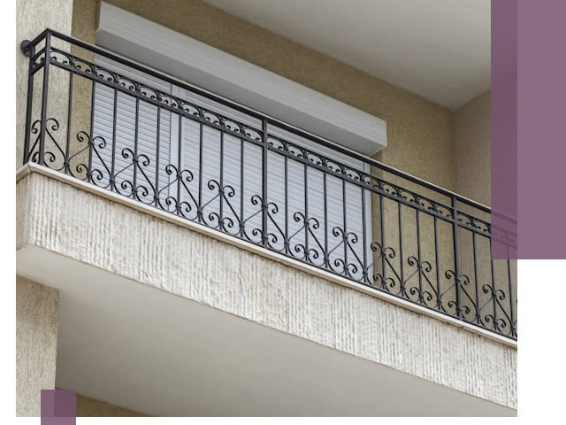 Балконные ограждения из металла и стекла в Сестрорецке для домов